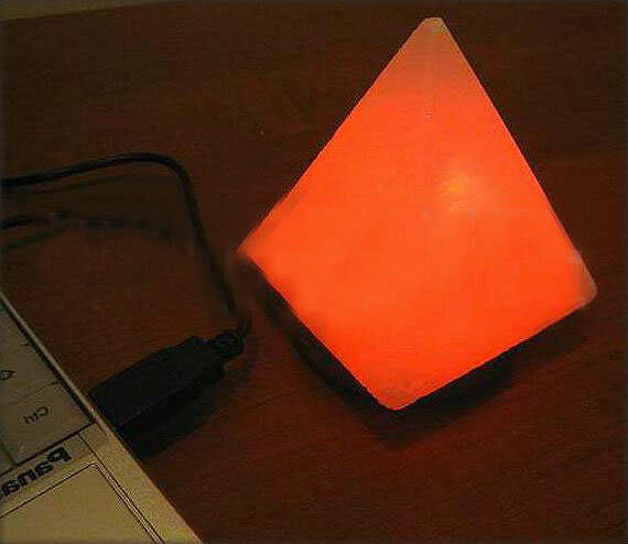 Заказать онлайн Солевая лампа USB Пирамида в интернет-магазине Город здоровья с доставкой по Хабаровску и всей России недорого